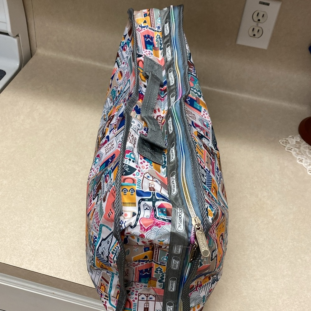 LeSportsac carrying bag 20 inches long 14 inches tall - Picture 5 of 6